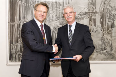 rbv-Präsident Dipl.-Ing. Klaus Küsel (links) und FDBR-Vorstandsvorsitzender Dipl.-Ing. Gerhard Schmidt (rechts) bei der Unterzeichnung des Kooperationsvertrages (Quelle: FDBR e. V.)